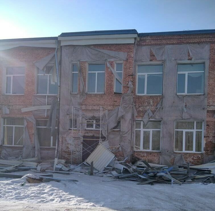 Благовещенцы решили что бывшее здание центра Доброта на улице Рабочей начали сносить