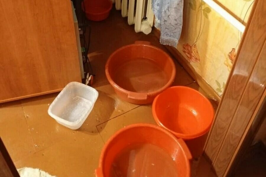 Тут кругом опять потоп весна зашла прямо в пятиэтажку Белогорска фото видео