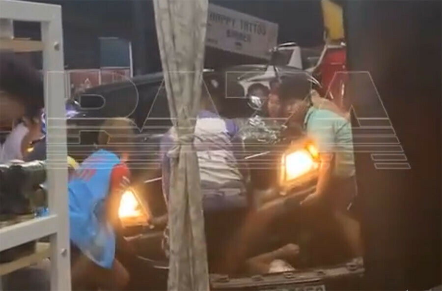 Руками поднимали автомобиль на Пхукете пикап влетел в массажный салон пострадали трое россиян видео