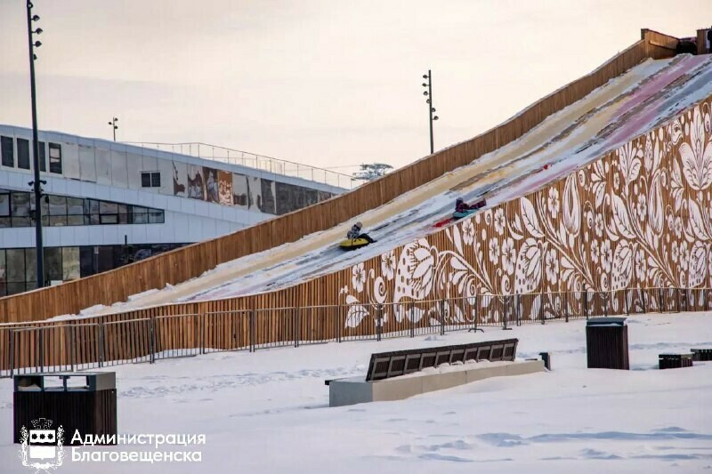 Тюбинговую горку убирают с площади Благовещенска  