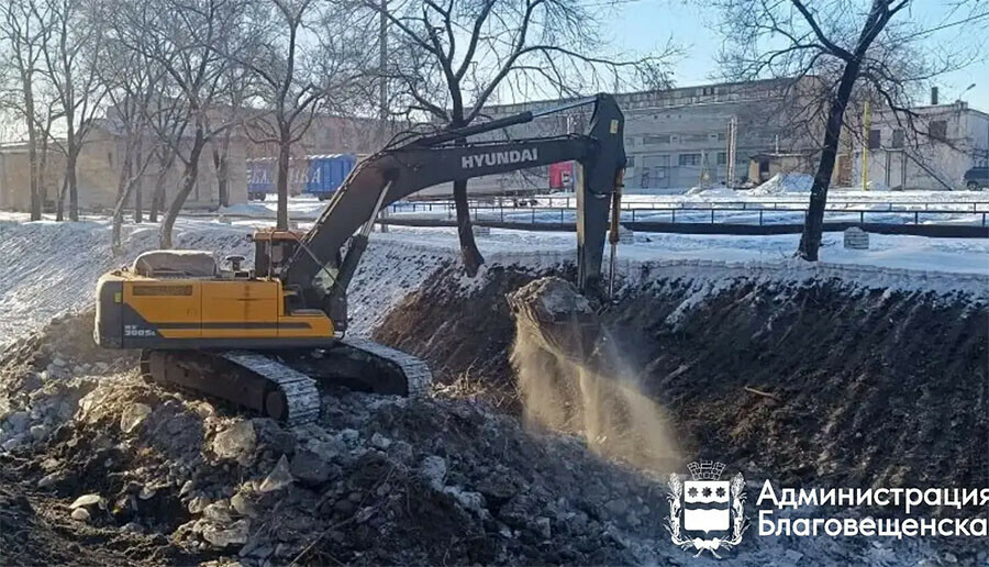Тонны мусора со дна Бурхановки продолжают вывозить на спецполигон Благовещенска