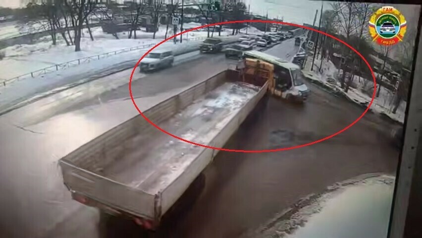 Водитель маршрутного автобуса в Благовещенске устроил серьезное ДТП пытаясь проскочить перед длинномером видео