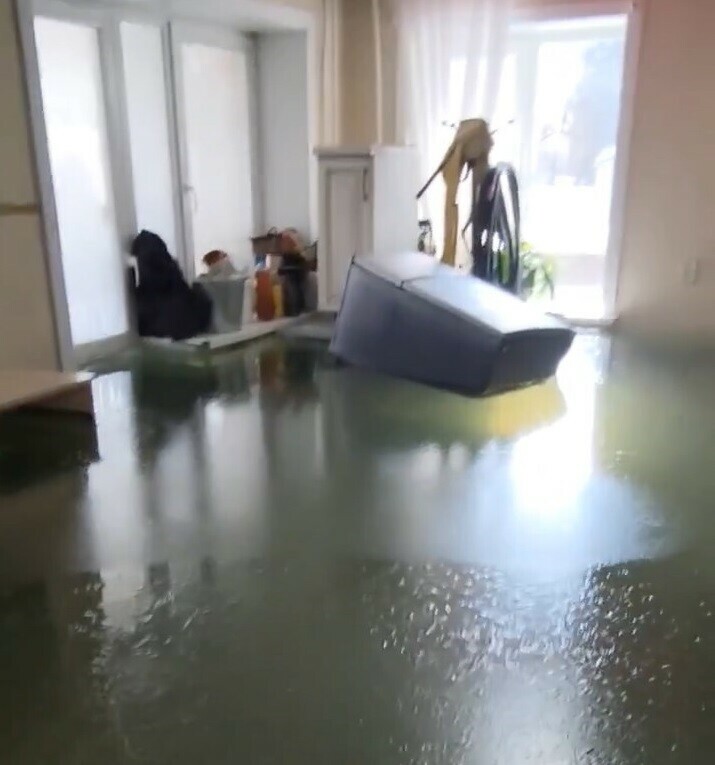 У нас в доме вода до подоконника в черте Благовещенска вода неизвестного происхождения затопила дорогу и жилой дом