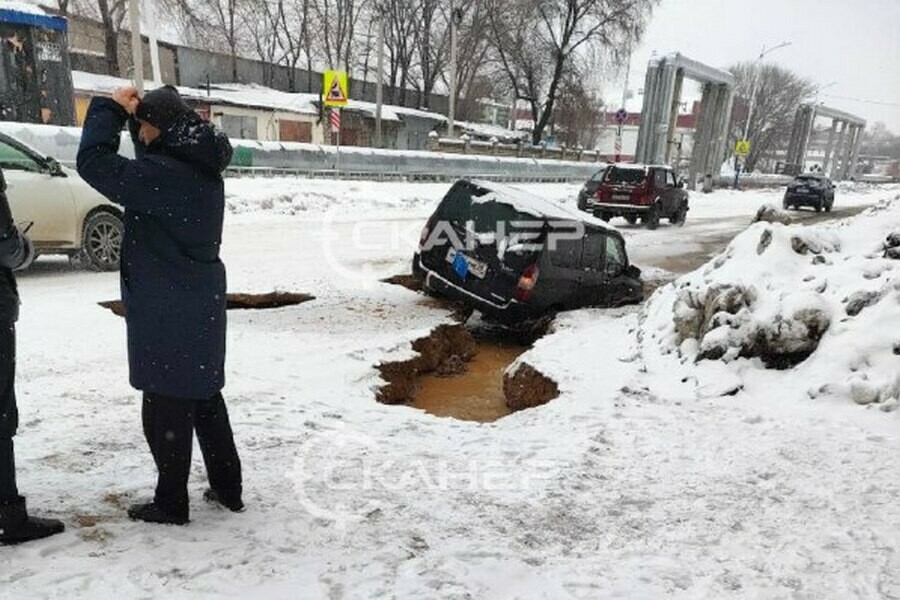 В Благовещенске земля раскололась и туда провалился универсал видео 