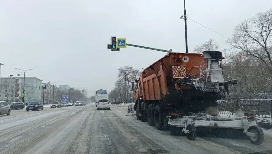 Дорожники перешли на круглосуточный режим работы в Амурской области