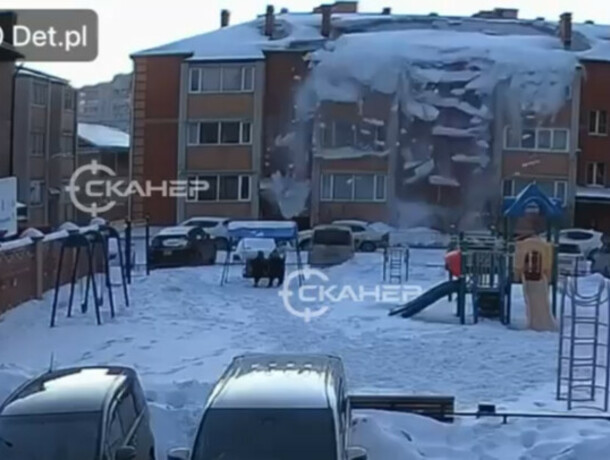 Снежная лавина сошла с крыши дома в Благовещенске видео