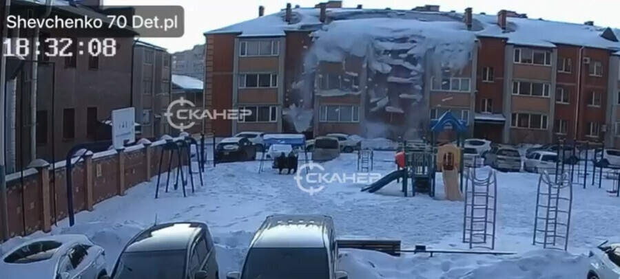 Снежная лавина сошла с крыши дома в Благовещенске видео