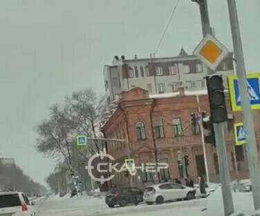  В Благовещенске изза сошедшего с крыши снега не работает светофор в центре города