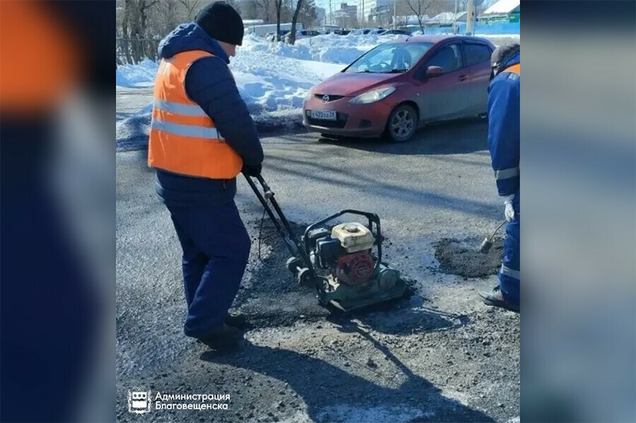 Дороги Благовещенска освободились от снега и начался ямочный ремонт