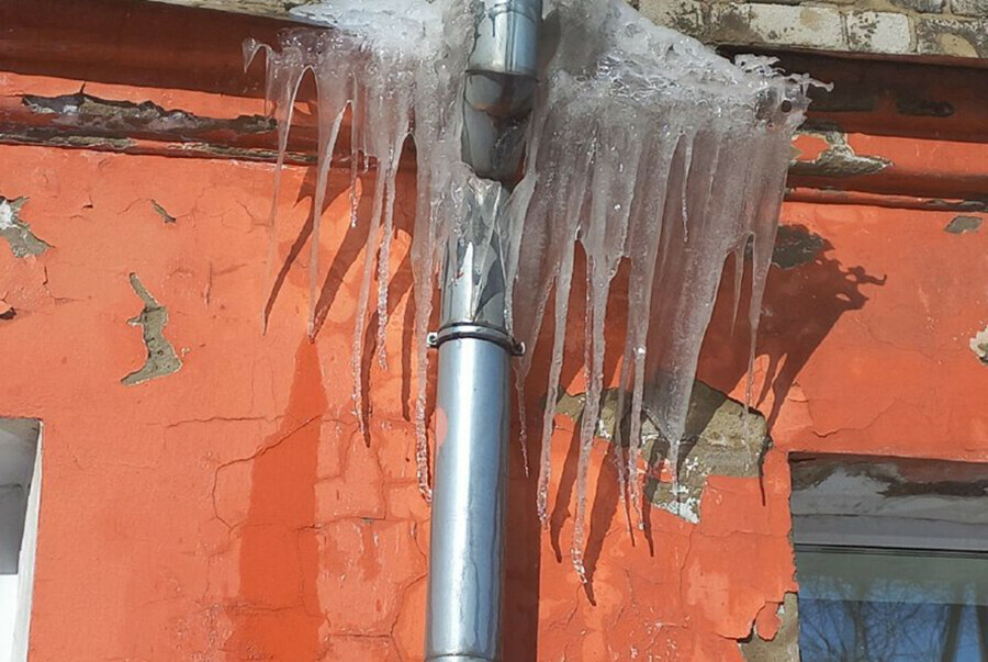 Треть крыш многоквартирных домов Благовещенска очистили от снега О чем мэрия и МЧС просят горожан