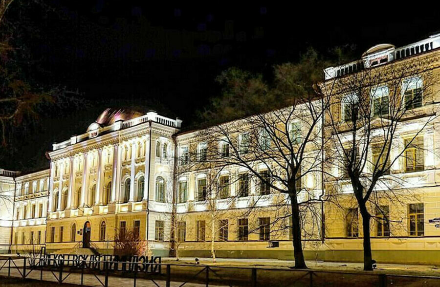 В Алексеевскую гимназию как памятник архитектуры Благовещенска возвращают историческую атмосферу фото