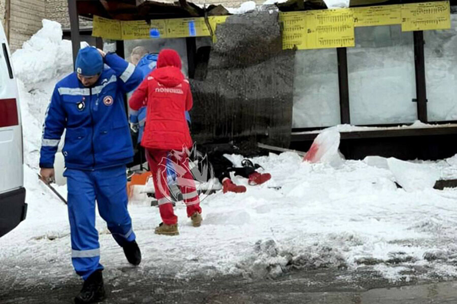 Трагедия в ПетропавловскеКамчатском под упавшей с крыши глыбой льда погибла женщина видео