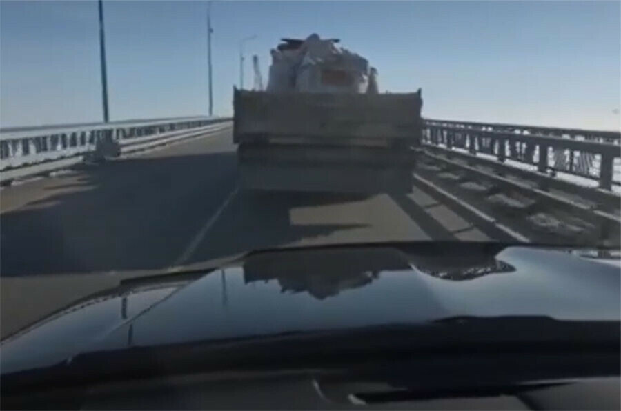 Пять штрафов только за один проезд по мосту из Благовещенска получил водитель большегруза видео