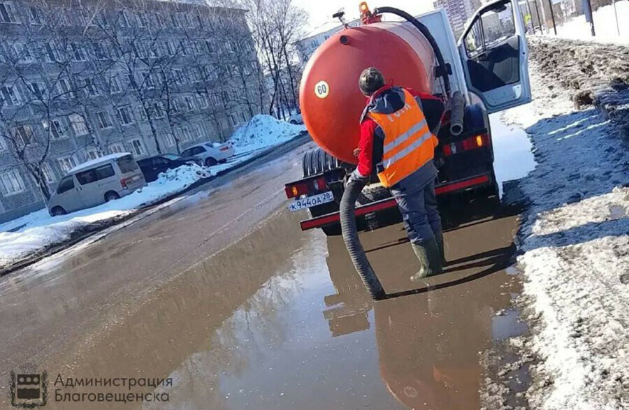 Талые воды начали откачивать с улиц Благовещенска