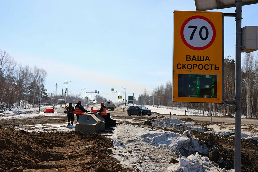 На трассе ведущей в аэропорт Благовещенска начали менять старые трубы фото