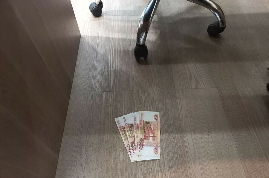 Деньги под стол в аэропорту Благовещенска иностранка пыталась подкупить таможенника