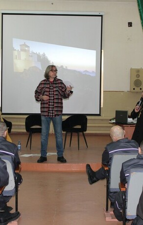 Давно не встречал такой благодарной публики в исправительной колонии под Благовещенском прошел уникальный литературномузыкальный кочевой квартирник