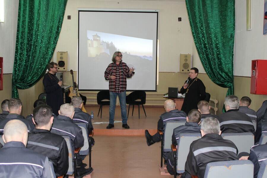 Давно не встречал такой благодарной публики в исправительной колонии под Благовещенском прошел уникальный литературномузыкальный квартирник