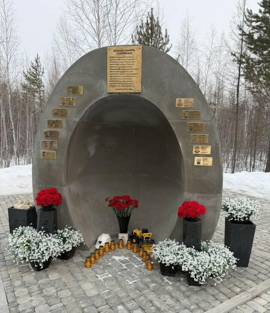 К очередной годовщине трагедии на руднике Пионер на мемориале установили таблички с именами погибших горняков