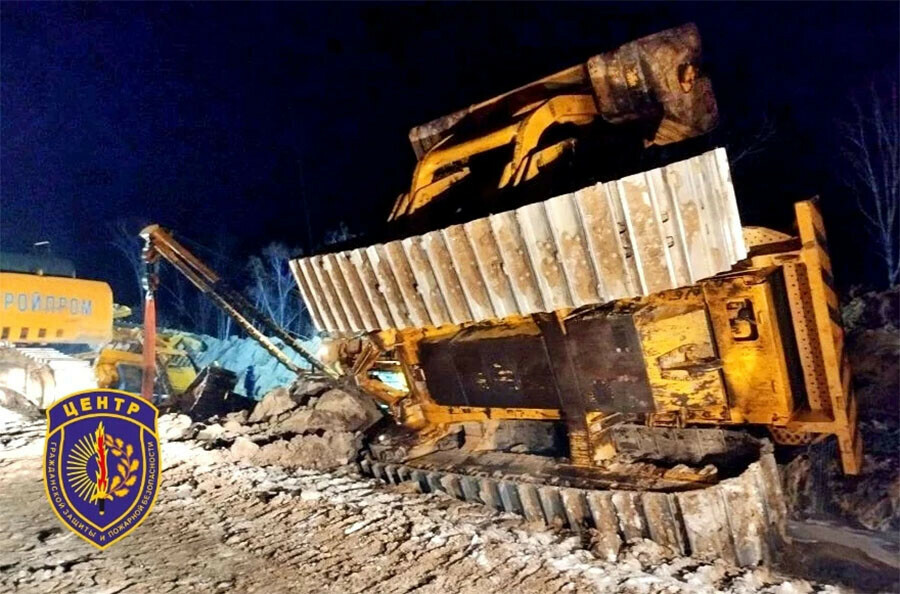 На дороге в Бурейском округе трубоукладчика зажало трубой