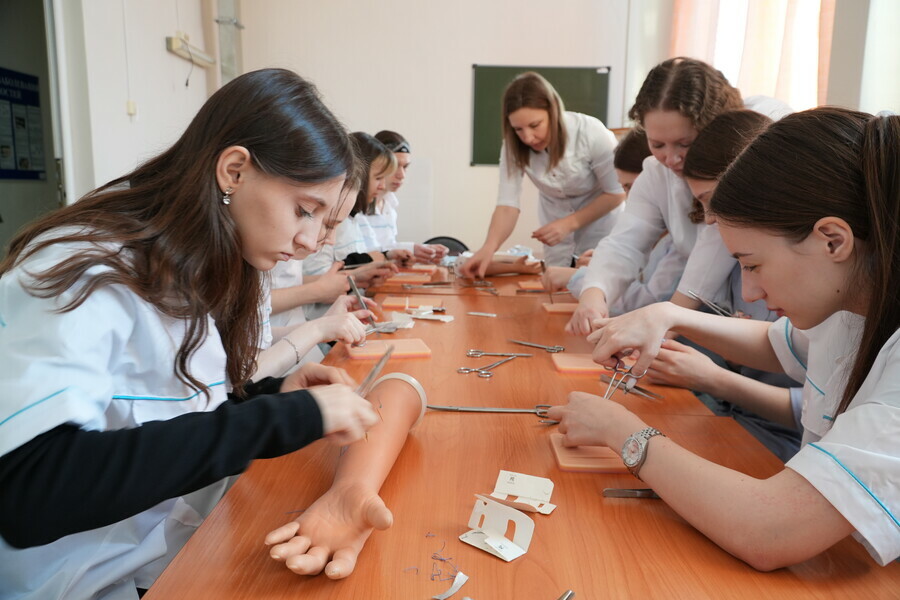 Амурские школьники учились накладывать швы и останавливать кровотечение