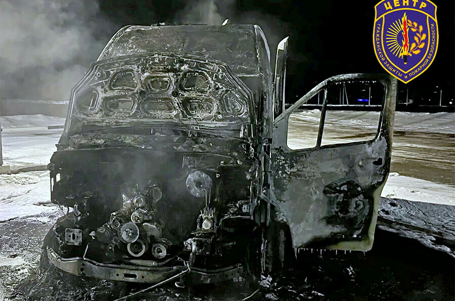 В Амурской области полностью сгорел автомобиль скорой помощи фото