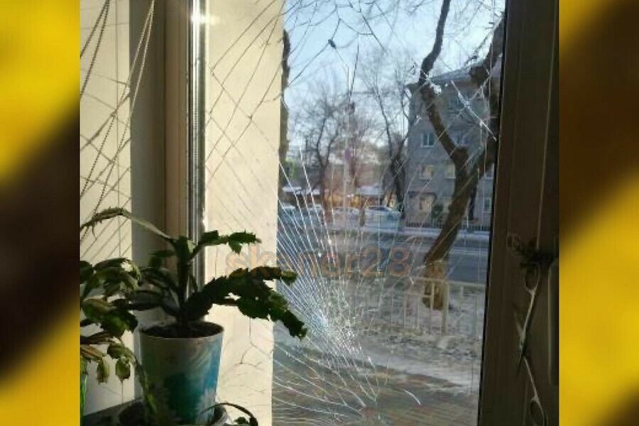 В Благовещенске неизвестный разбил окно жилого дома видео