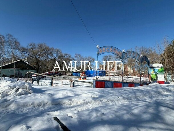 В горпарке Благовещенска утилизируют один из старейших аттракционов фото