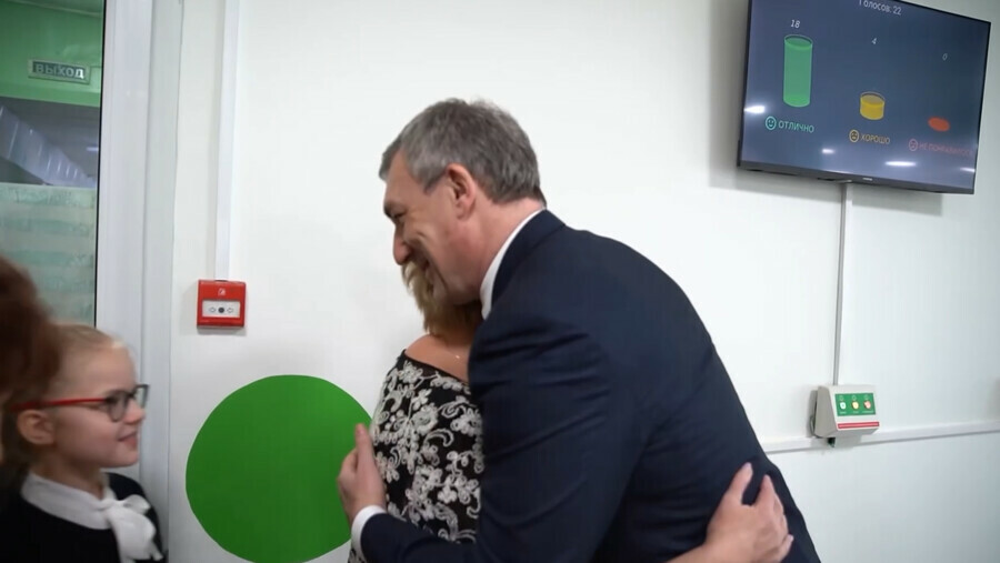 Спасибо за мудрость губернатор Приамурья встретился со своей первой учительницей в школьном кафе