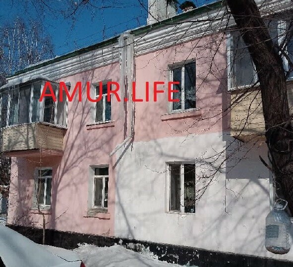 Сосулькагигант выросла на жилом доме Благовещенска