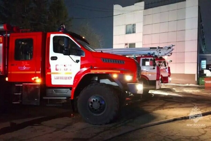 Крупный склад загорелся ночью в Благовещенске фото 