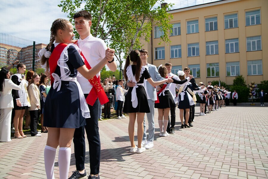 Обучать российских школьников 10 и 11 классов начнут поновому Что изменится