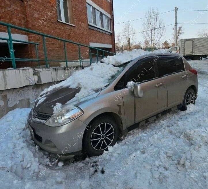 В Чигирях снежная лавина накрыла автомобиль