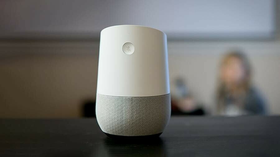 МВД злоумышленники могут прослушивать россиян через умные колонки