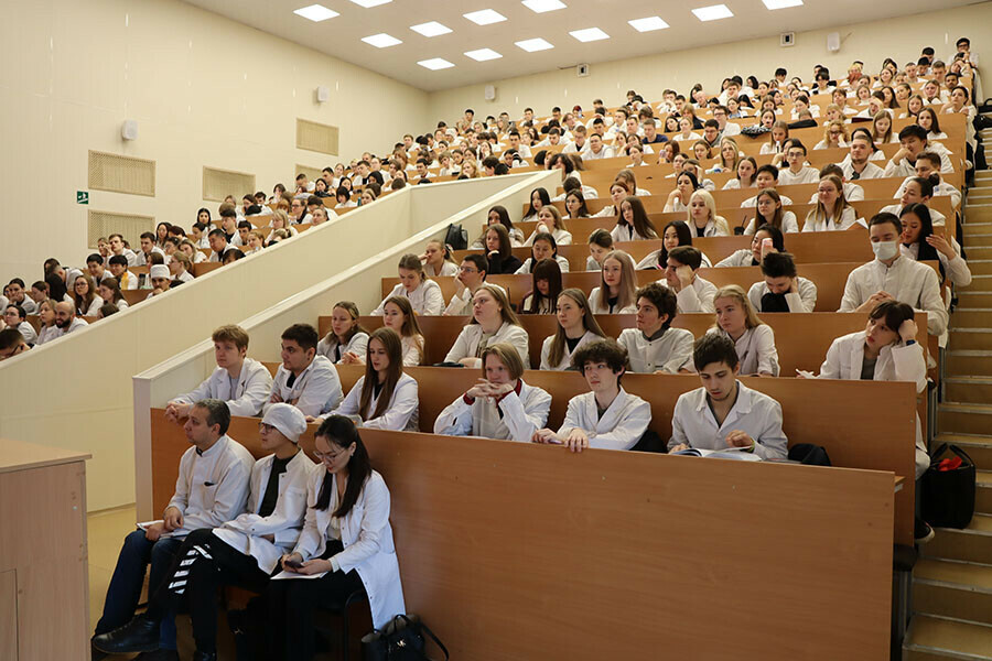 Власти Приамурья обещают закрыть дефицит кадров в медучреждениях через несколько лет