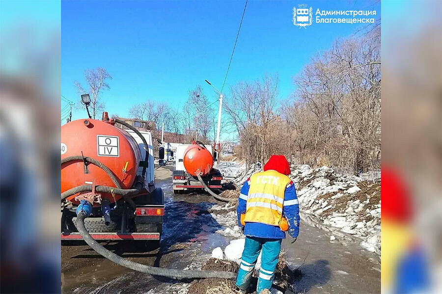 В Благовещенске открывают ливневки и откачивают талые воды с улиц 