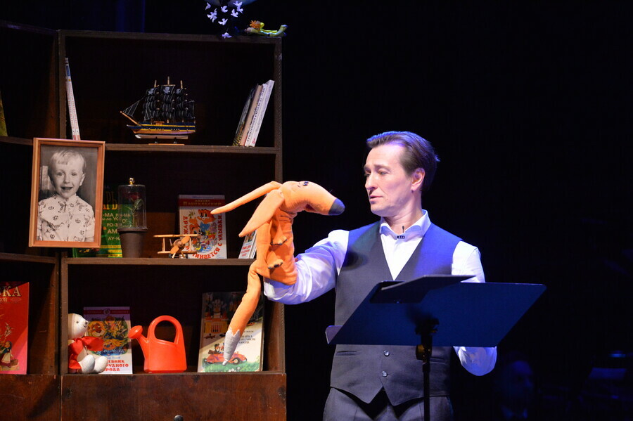 В Амурской областной филармонии объяснили почему благовещенцы не могут купить билеты на сказку с артистом Сергеем Безруковым