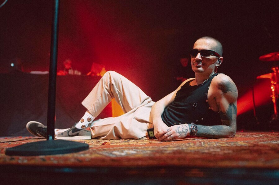 Солист популярной молодежной группы из Благовещенска назвал рабским договор со своим лейблом и подал в суд