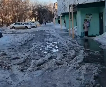 Весна превратила дороги Благовещенска в целое препятствие Люди показали масштабы фото видео