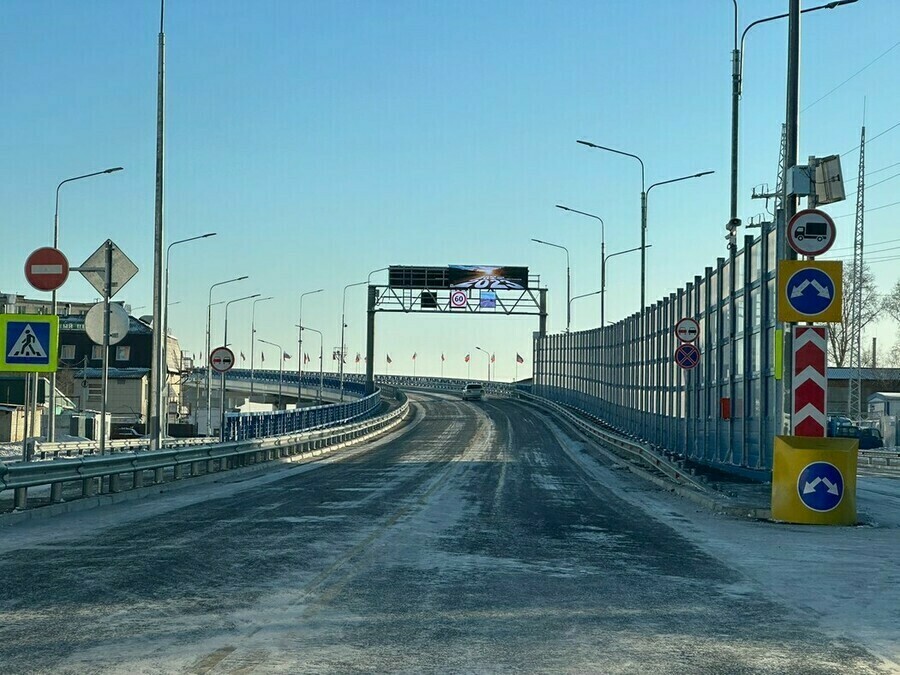 Машина затормозила изза упавшего флага ДТП на новом мосту через Зею обернулось судебным разбирательством