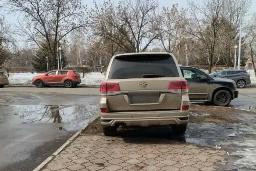 Парковка на газонах Благовещенска стоила водителям больше миллиона рублей