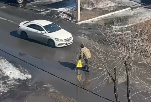 Дорога вместо тротуара пешеходы в Благовещенске рискуют жизнью видео 