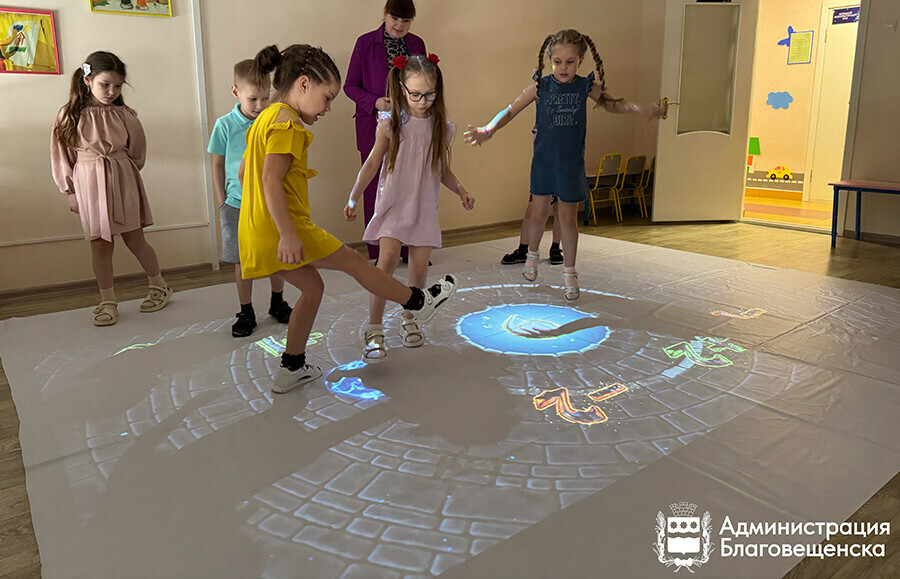 В одном из детсадов Благовещенска детей обучают с помощью нового пола