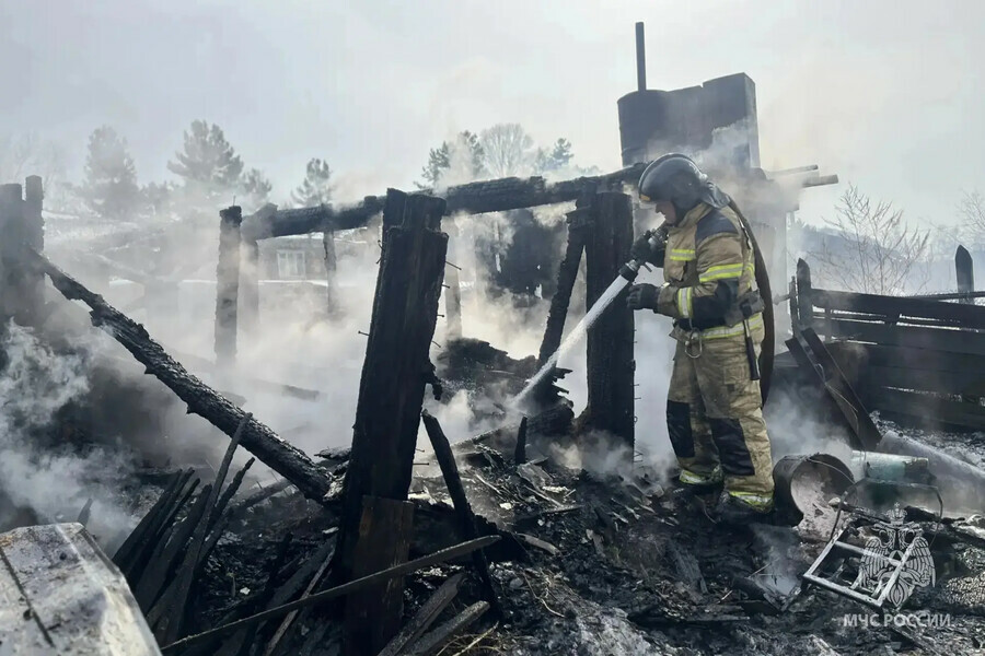 Растопили печь в бане и ушли в дом в Зее горело частное подворье фото