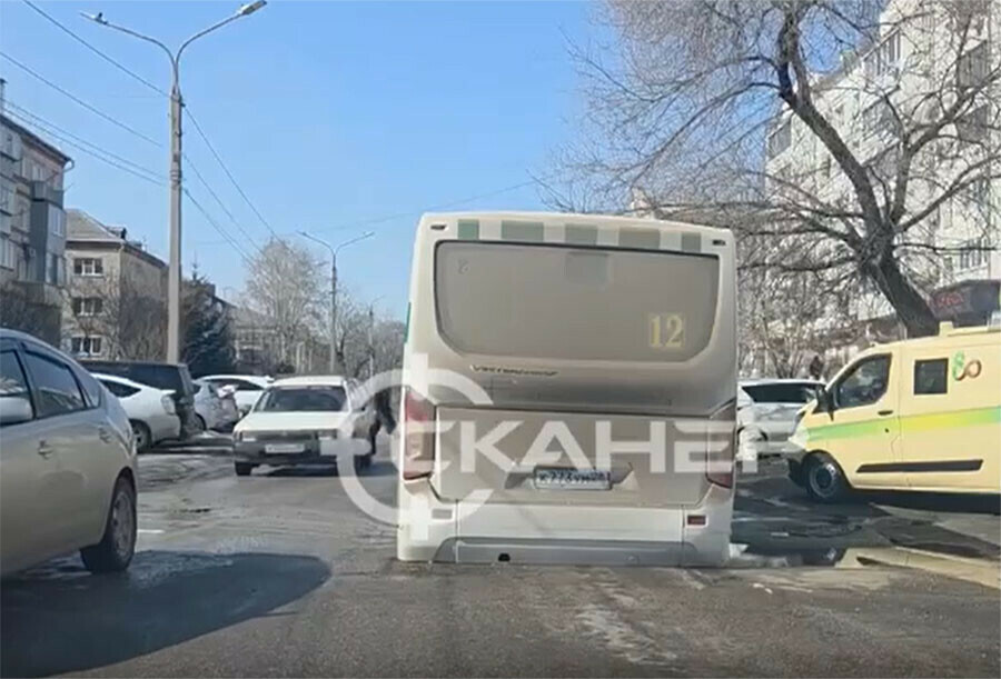 Пассажирский автобус провалился под асфальт в Благовещенске видео 