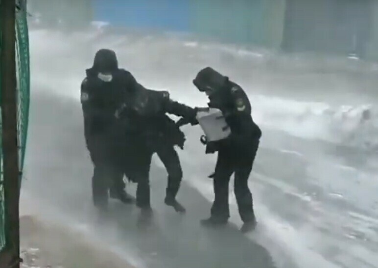 За забор держись На Владивосток обрушился штормовой ветер сбивающий с ног видео