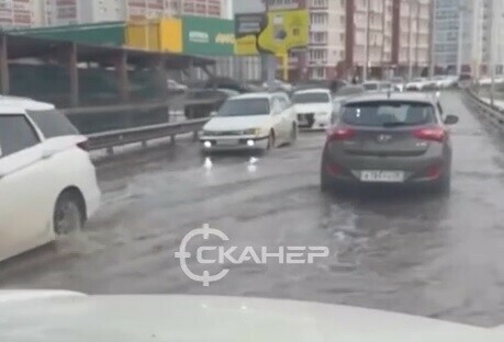 С незапланированного плавания началось утро для жителей микрорайона Благовещенска видео