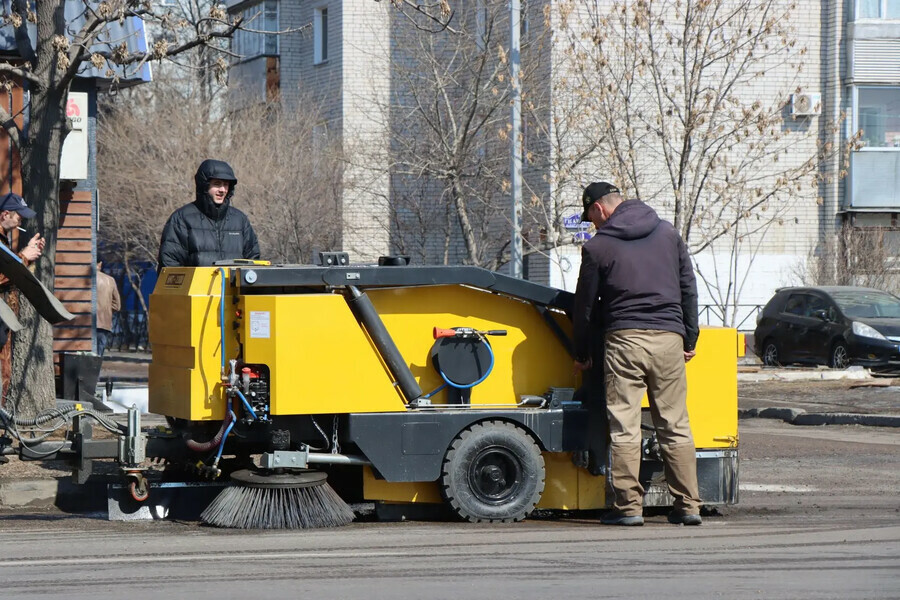 Убирать дороги Благовещенска вышла новая современная машина видео