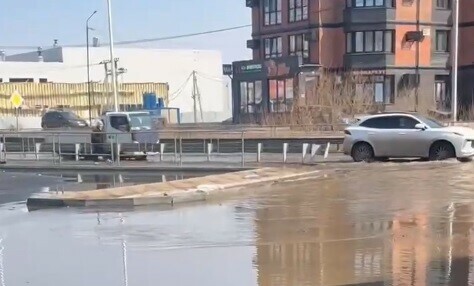 Дороги микрорайона Тепличный продолжает топить Вода подошла к жилым домам фото видео