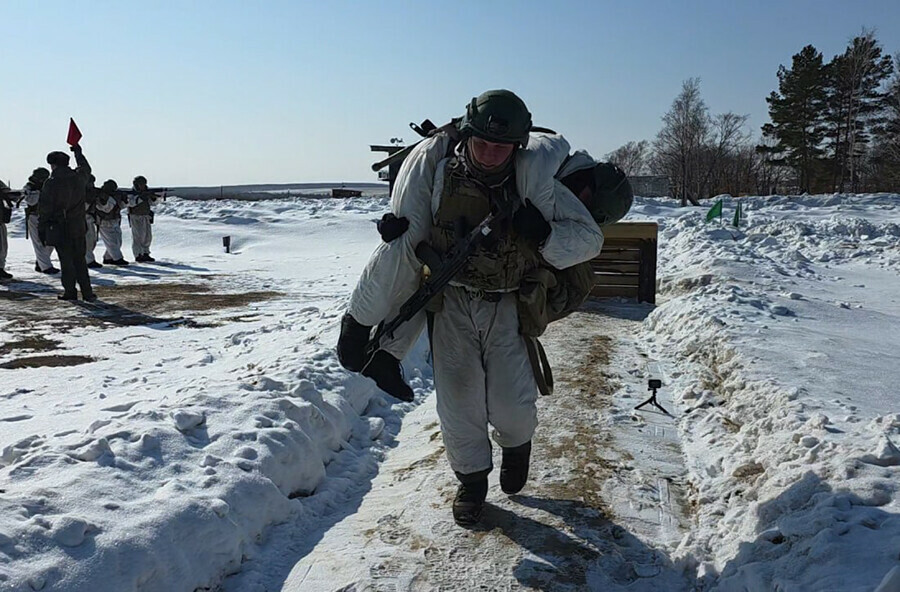 В Амурской области мотострелки выкуривали противника из лисьих нор фото